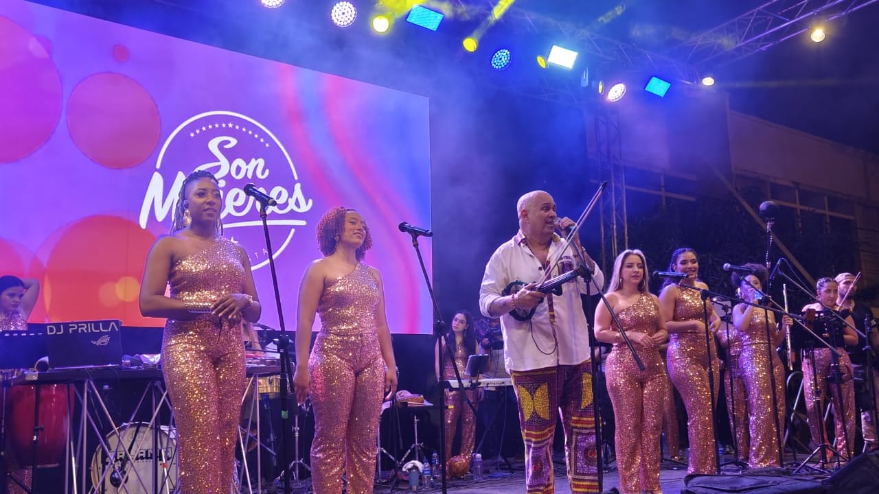 Clases abiertas de salsa caleña reunieron a locales y turistas en el parque Obrero.