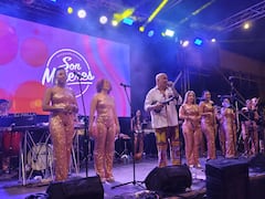 Clases abiertas de salsa caleña reunieron a locales y turistas en el parque Obrero.