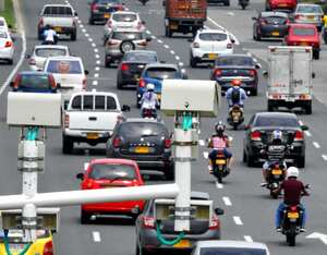 En Cali hay 40 cámaras de fotodetección de infracciones fijas y 4 portátiles que se rotan por 13 puntos de la ciudad. A corto plazo (2019-2022) se deberán instalar 56 de estos equipos más. Por ahora, en el Ministerio de Transporte se busca validar la instalación de 22 fotomultas.