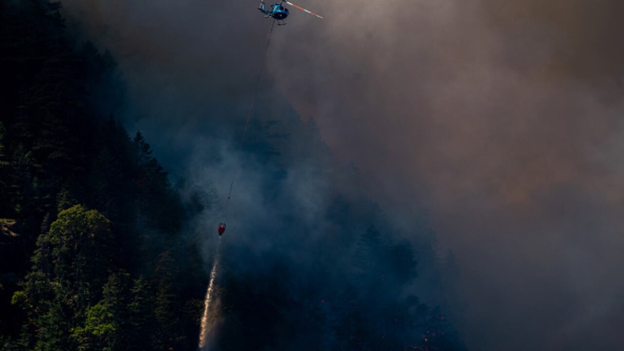 Un helicóptero lanza bombas de agua sobre el incendio forestal de Cameron Bluffs cerca de Port Alberni, Columbia Británica, Canadá, el martes 6 de junio de 2023. Canadá está en camino de ver su peor temporada de incendios forestales en la historia registrada si la tasa de tierra quemada continúa en el mismo ritmo Fotógrafo: James MacDonald/Bloomberg vía Getty Images