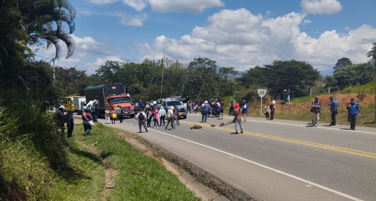 Bloqueos en la Panamericana: Comunidades indígenas nasa se concentran sobre la vía Carretera Panamericana, en el tramo Popayán – Cali, generando largas filas de vehículos en medio de la jornada de protesta por la emergencia educativa en el norte del Cauca.