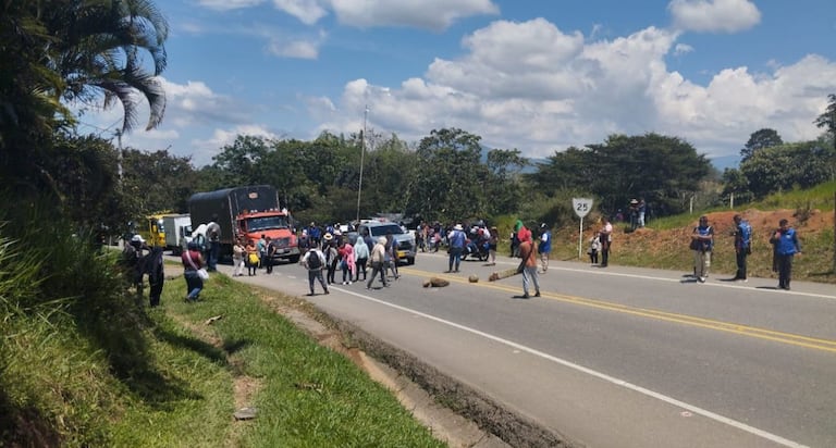 Bloqueos en la Panamericana: Comunidades indígenas nasa se concentran sobre la vía Carretera Panamericana, en el tramo Popayán – Cali, generando largas filas de vehículos en medio de la jornada de protesta por la emergencia educativa en el norte del Cauca.