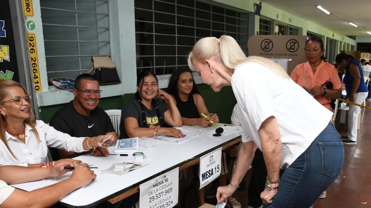 Gobernadora del Valle, Dilian Francisca Toro, ejerciendo su voto de la segunda vuelta presidencial en su natal Guacarí.