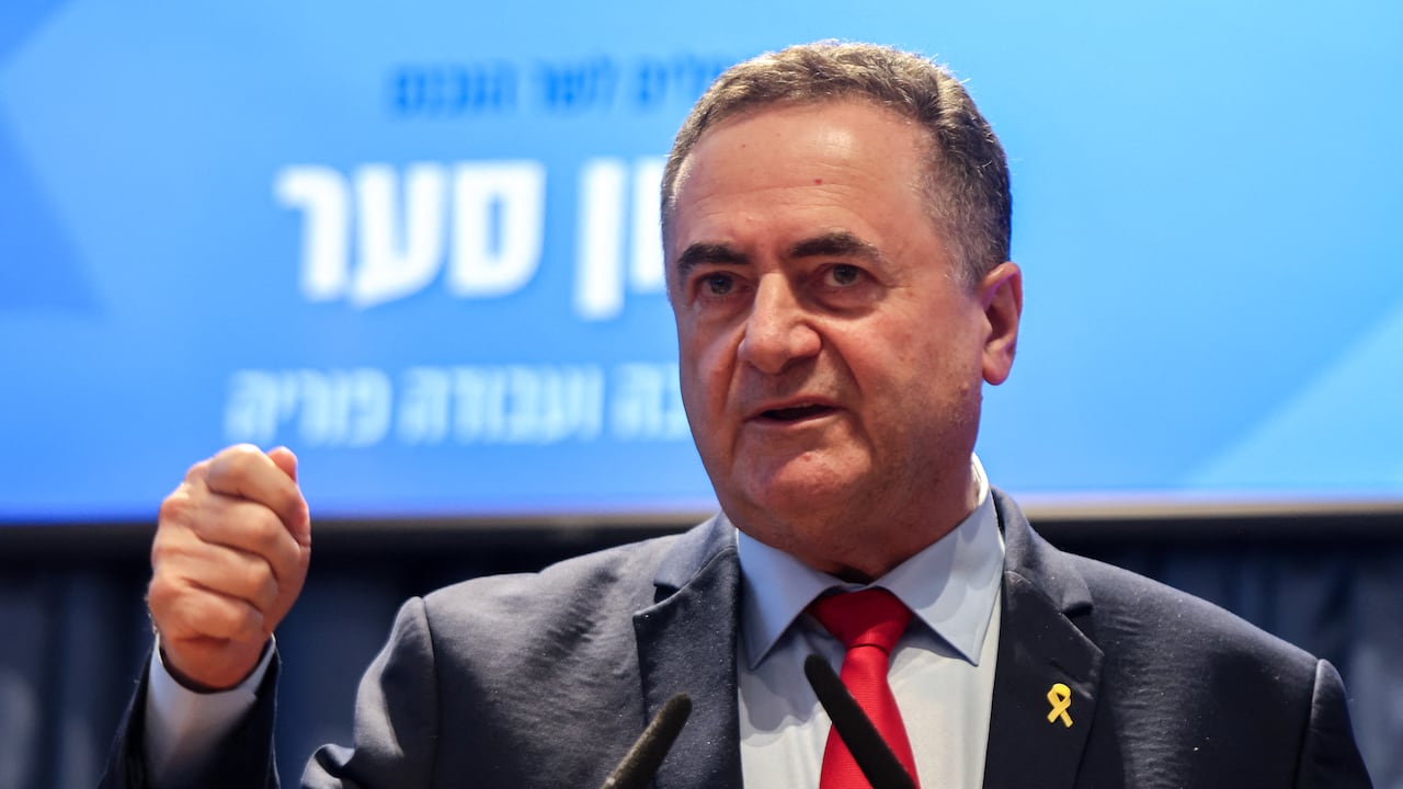 El ministro saliente de Asuntos Exteriores de Israel, Israel Katz, durante la ceremonia de entrega del cargo en el Ministerio de Asuntos Exteriores en Jerusalén el 10 de noviembre de 2024. (Foto: Menahem KAHANA / AFP)