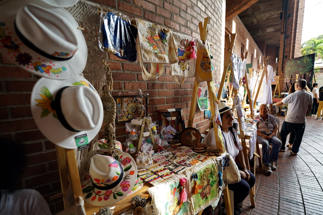 Stand del emprendimiento Encantos Artesanales que hace parte del tercer Festival Nacional e Internacional del Sombrero y el Tambor.
