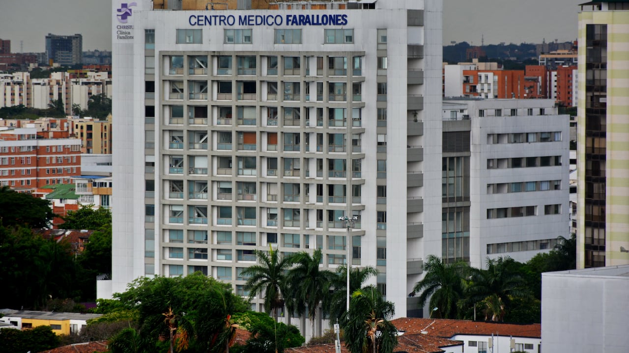 De los daños a la recuperación. Tras el terremoto de 2004, la Clínica Farallones fue sometida a obras de reconstrucción y reforzamiento. El 10 de agosto de 2026, el edificio volvió a enfrentarse a un fuerte movimiento sísmico y pudo seguir funcionando.
