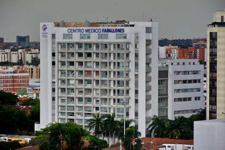 De los daños a la recuperación. Tras el terremoto de 2004, la Clínica Farallones fue sometida a obras de reconstrucción y reforzamiento. El 10 de agosto de 2026, el edificio volvió a enfrentarse a un fuerte movimiento sísmico y pudo seguir funcionando.