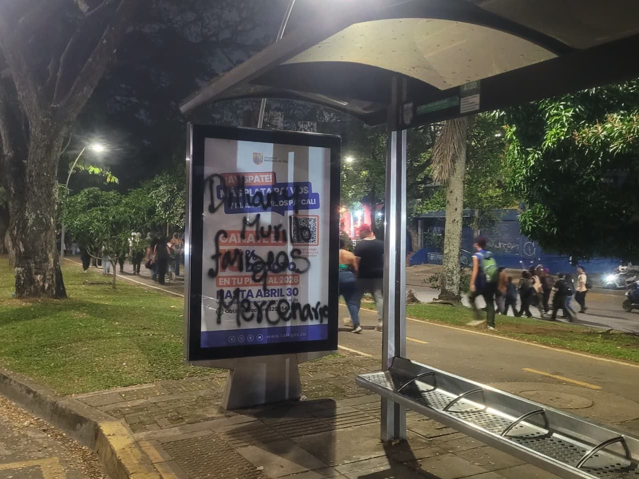 Encapuchados vandalizan estaciones del mío a lo largo de la calle quinta durante marcha de antorchas de univalle
