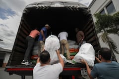 La gestora social del Cauca, María Victoria Guzmán Vargas, supervisa la clasificación de alimentos, ropa y kits médicos donados por ciudadanos e instituciones que se unieron para apoyar a las familias en crisis.