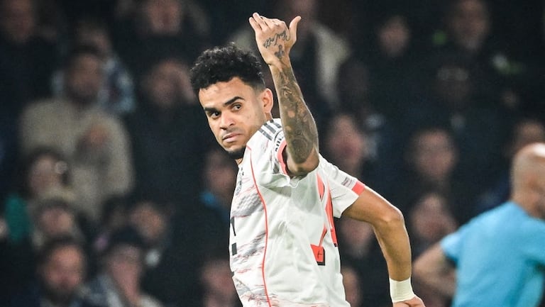 Luis Díaz celebra uno de los goles contra el PSG. AFP.