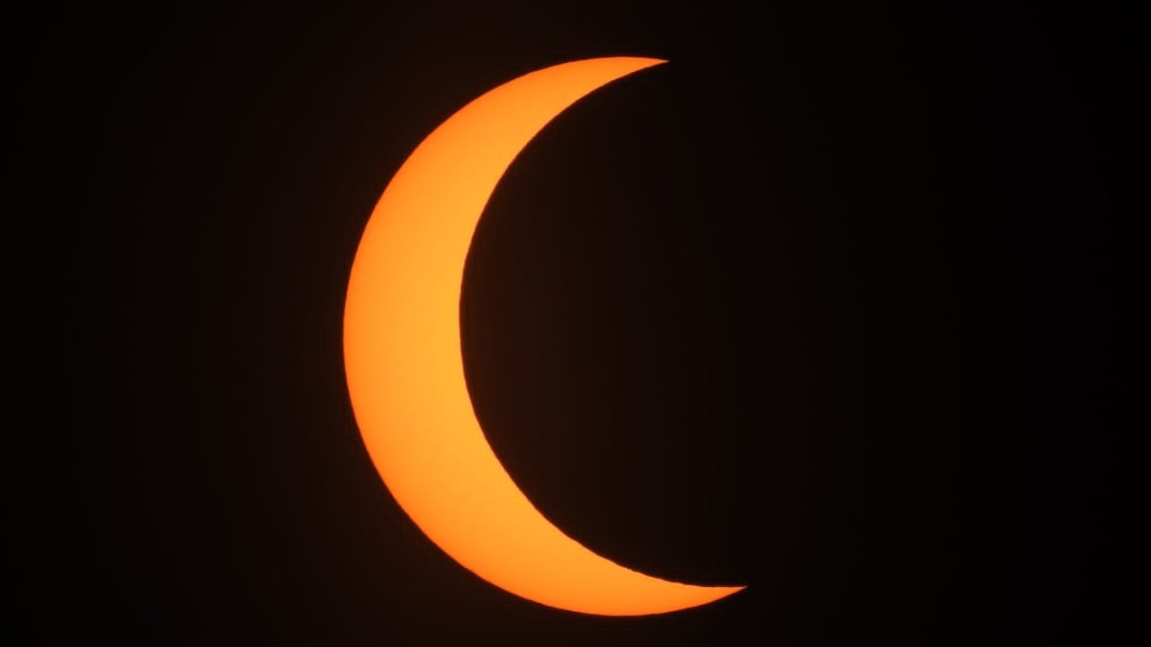 Este es el momento exacto dónde la luna eclipsa el sol, los asistentes vivieron un momento histórico al ser testigos de un de los momentos más bellos del universo en el desierto de la Tatacoa en el Huila. Fotos Jorge Orozco / El País de cali.