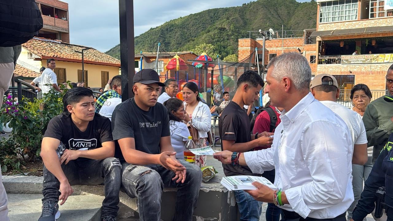 Gobernador de Antioquia, Andrés Julián Rendón, viajó a Buriticá tras el hallazgo del cadáver de Michel Dahiana Henao, de 6 años. Ofreció 100 millones de pesos de recompensa para esclarecer los hechos de su muerte.