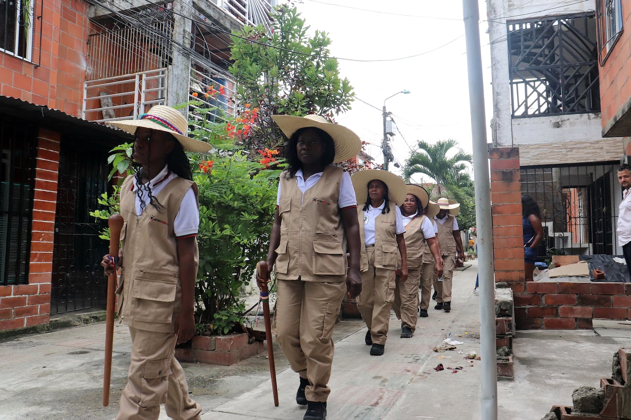 Guardia Afro urbana en el barrio Vallegrande en el oriente de Cali distrito de Aguablanca