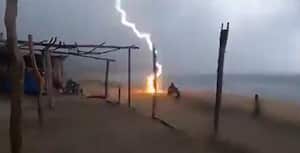 Momento en el que el rayo cae sobre los turistas.