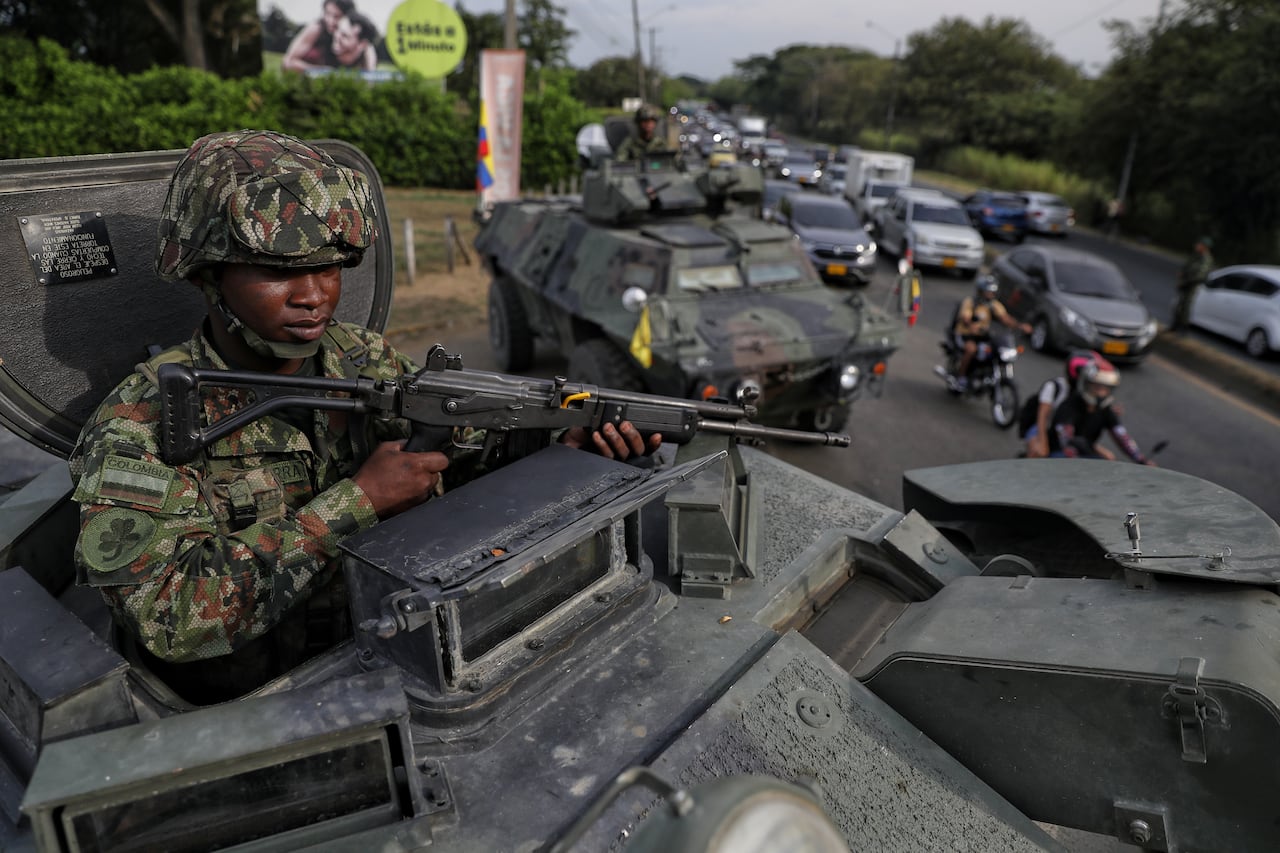 Un soldado vigila desde la torreta de un vehículo blindado antes de la toma de posesión del presidente electo Abelardo de la Espriella en Cali, Colombia, el miércoles 5 de agosto de 2026. (AP Foto/Santiago Saldarriaga)
