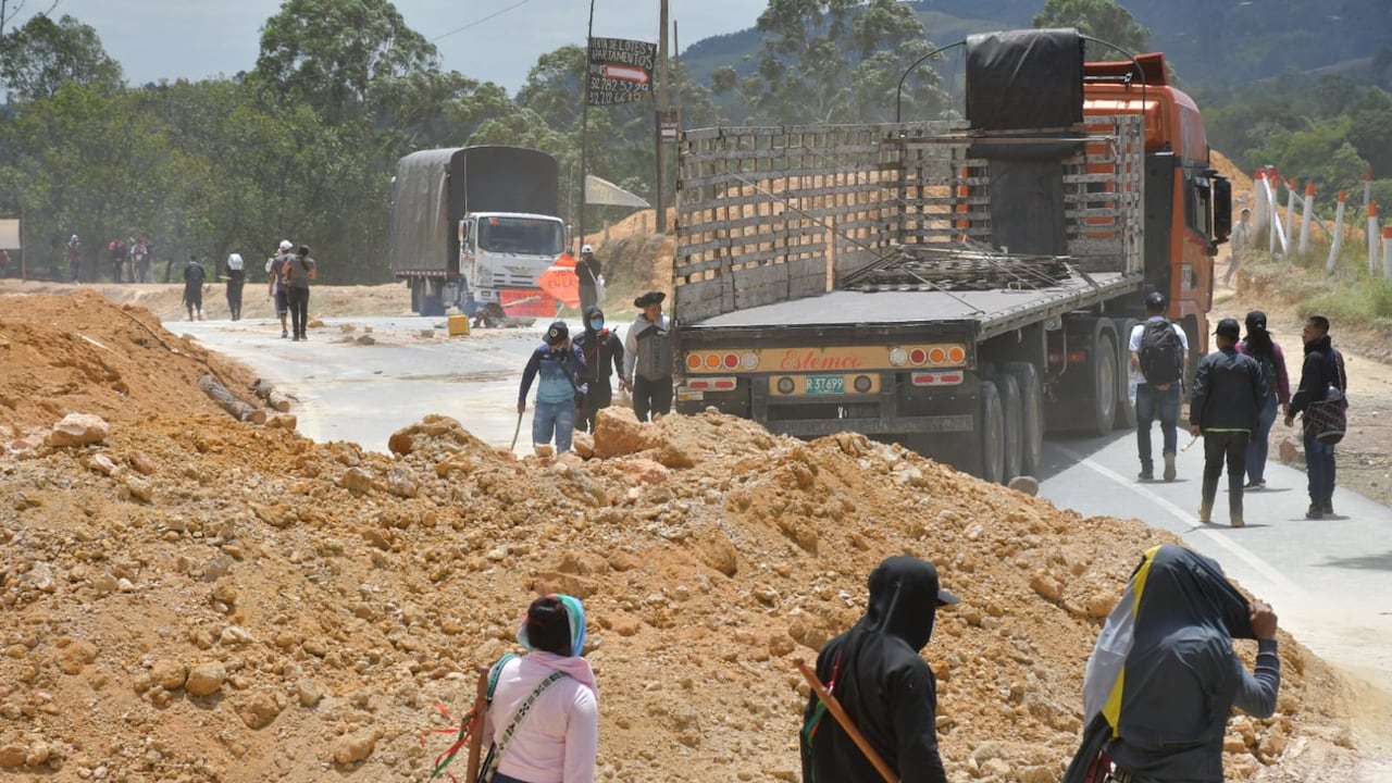 Comunidades Indígenas bloquearon la vía Panamericana que comunica a Popayán y Cali, específicamente en el kilómetro 27, a la altura del sector que es conocido como Quebrada Grande, en Piendamó, Cauca.
