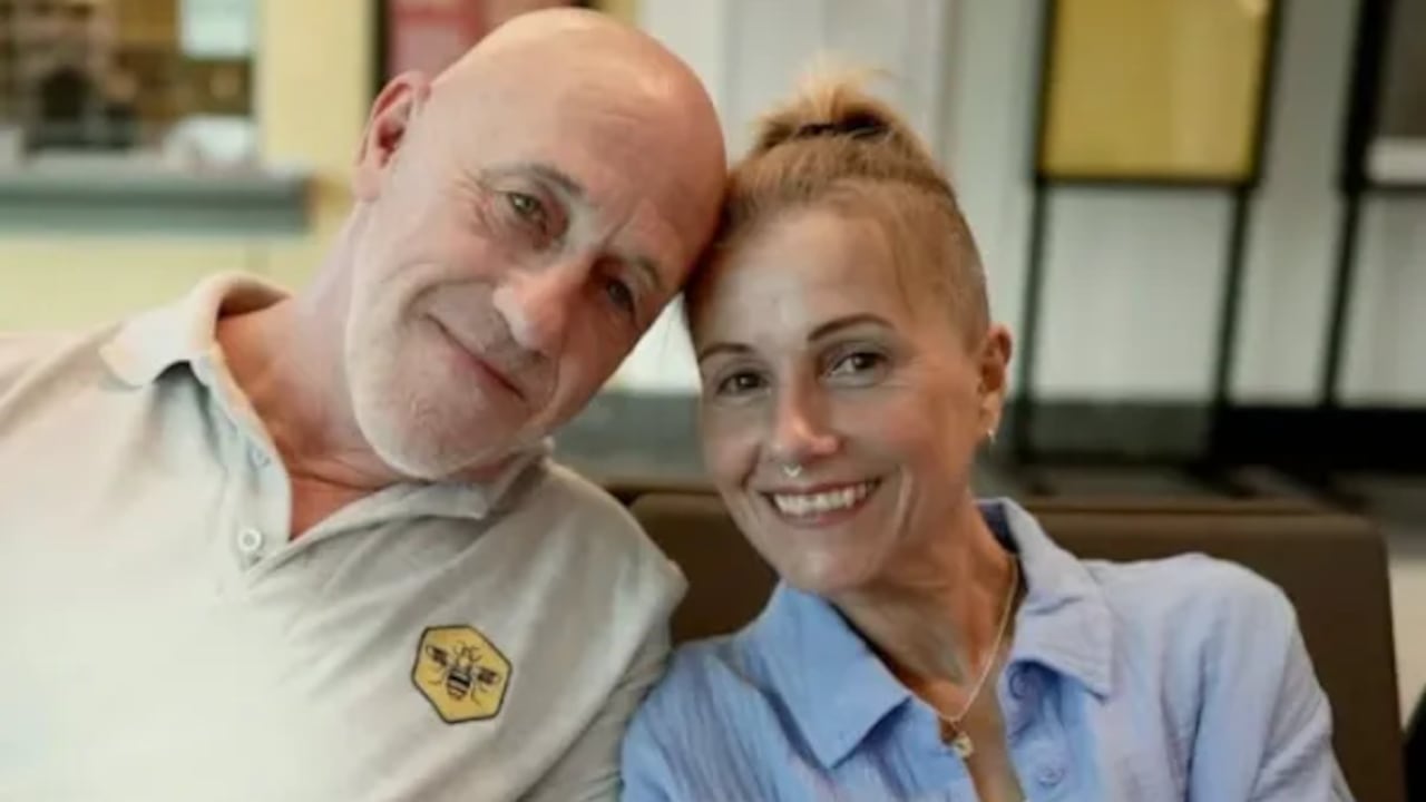 Dave Green y Andrea Urmston, hermanos biológicos que lo descubrieron al convertirse en compañeros de trabajo.