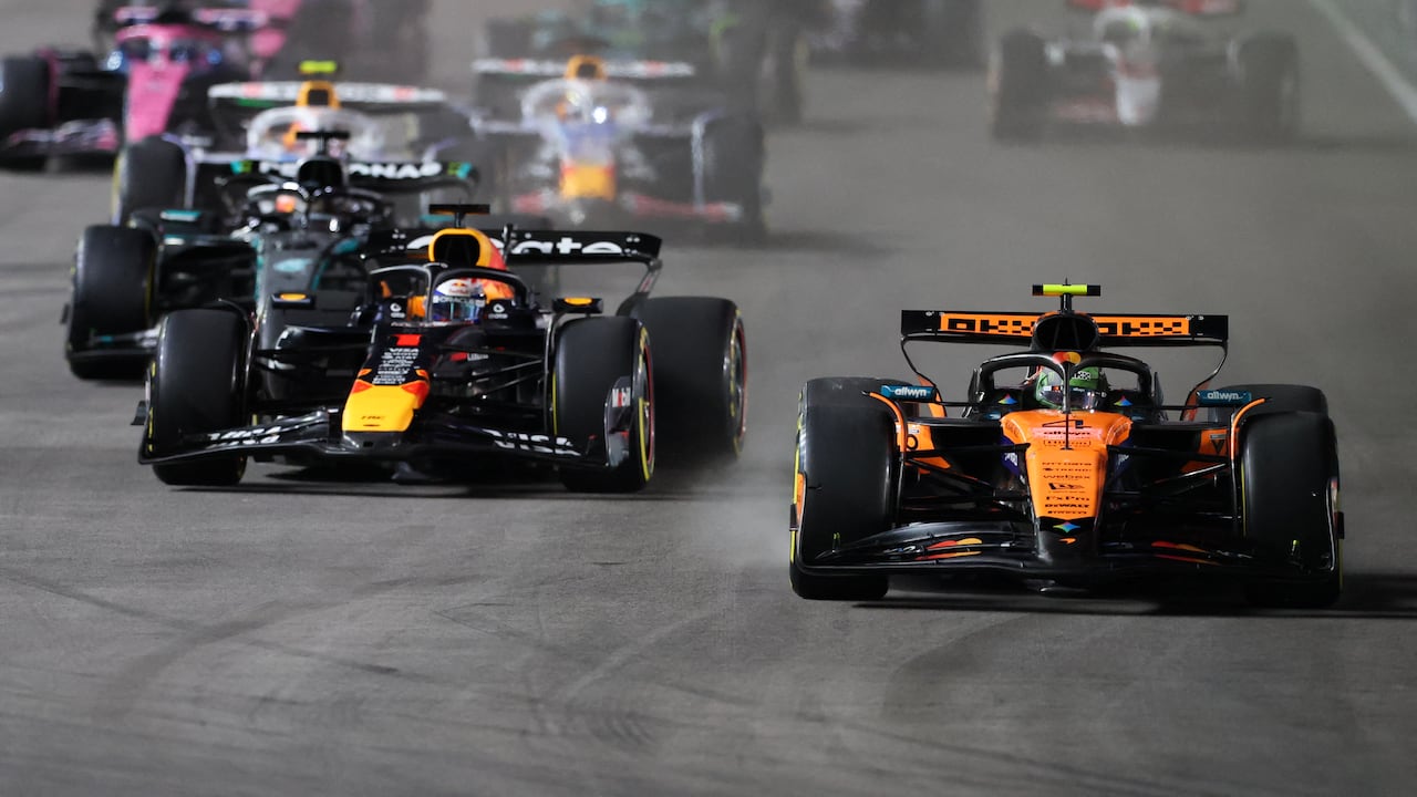 El piloto británico de McLaren, Lando Norris (derecha), y el piloto holandés de Red Bull Racing, Max Verstappen (izquierda), compiten durante el Gran Premio de Fórmula Uno de Las Vegas, en el circuito de Las Vegas Strip, en Las Vegas, Nevada, el 22 de noviembre de 2025. (Foto de Patrick T. Fallon / AFP)