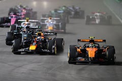 El piloto británico de McLaren, Lando Norris (derecha), y el piloto holandés de Red Bull Racing, Max Verstappen (izquierda), compiten durante el Gran Premio de Fórmula Uno de Las Vegas, en el circuito de Las Vegas Strip, en Las Vegas, Nevada, el 22 de noviembre de 2025. (Foto de Patrick T. Fallon / AFP)
