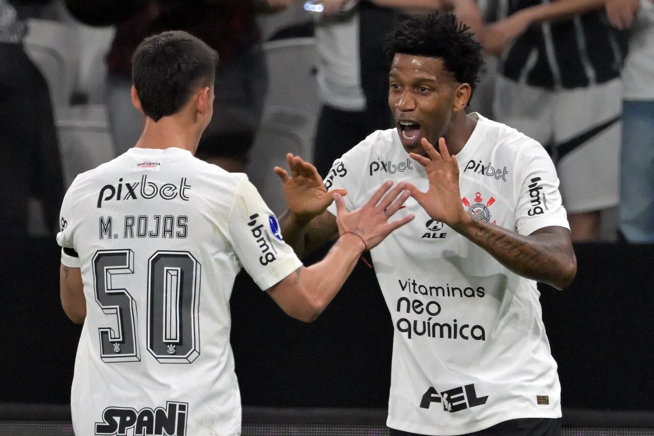 Gil celebra el gol que le convirtió a Estudiantes, con su compañero Rojas.