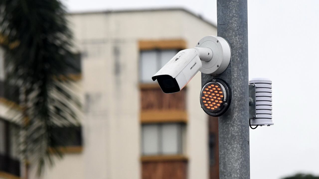 Cali: Cámaras de sistema para salvar vida, no foto multas en la Autopista con 56 con 70, Fotos José L Guzmán. EL País.