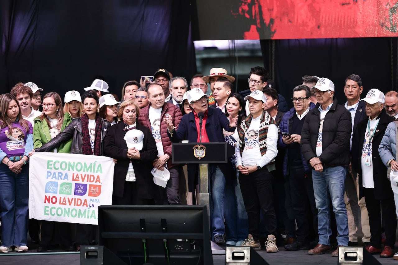 Marcha por la defensa del salario mínimo vital, presidente Gustavo Petro en la Plaza de Bolívar.