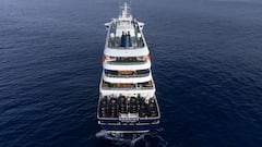 Esta fotografía aérea muestra una vista general del crucero MV Hondius anclado frente al puerto de Praia, la capital de Cabo Verde, el 5 de mayo de 2026.