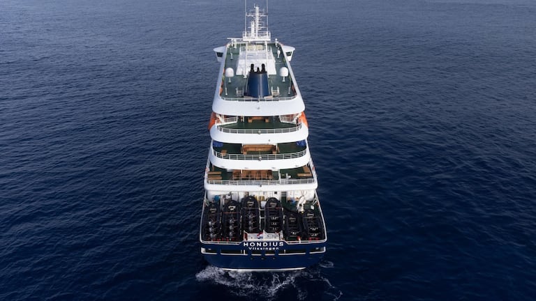 Esta fotografía aérea muestra una vista general del crucero MV Hondius anclado frente al puerto de Praia, la capital de Cabo Verde, el 5 de mayo de 2026.