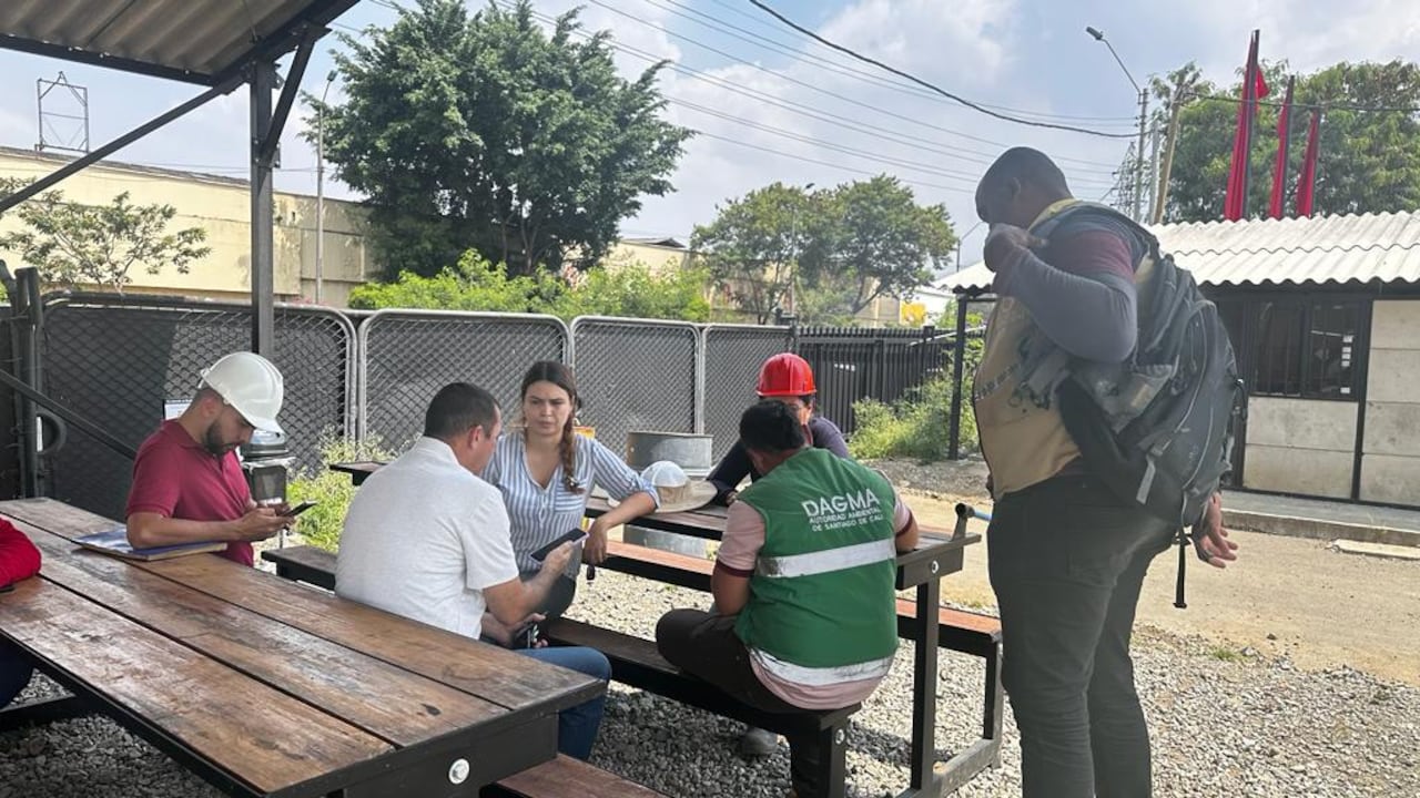 Por disponer de manera inadecuada de escombros o como lo denominan los técnicos: residuos de construcción y demolición, RCD, afectando un afloramiento de agua subterránea, las autoridades ambientales impusieron medidas preventivas al propietario de un predio así como a los generadores de los escombros.
Asimismo, se le suspendió el carné que autoriza a los volqueteros a transportar RCD.