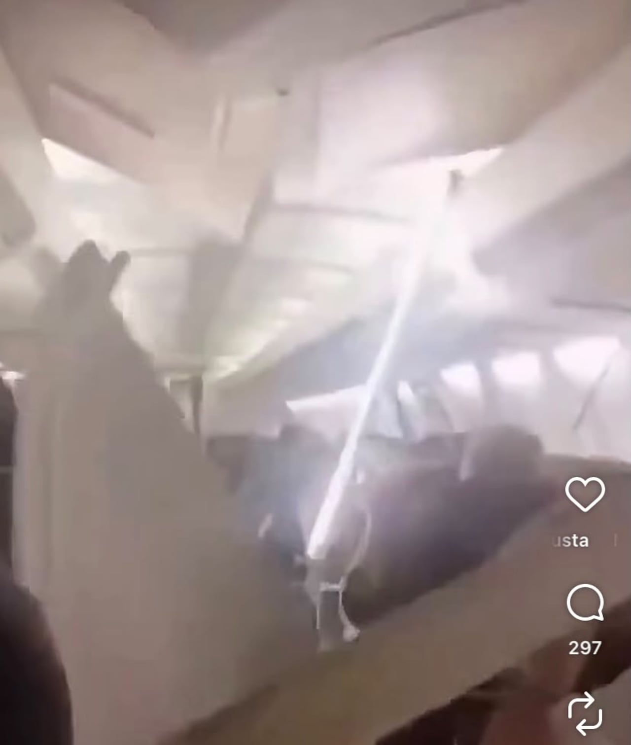 Avión sufre incidente en pleno vuelo.