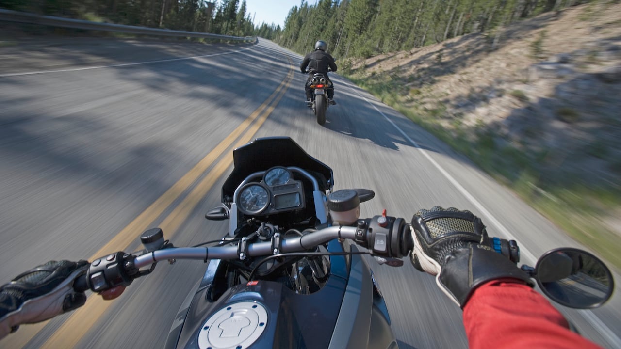 Las llantas de una motocicleta son esenciales para la seguridad y el control durante la conducción. Cada llanta cumple funciones específicas que afectan el manejo y la estabilidad de la moto, por lo que su mantenimiento adecuado es vital para una experiencia de conducción segura.