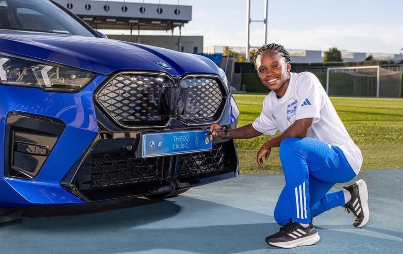 Linda Caicedo presume su nuevo BMW.