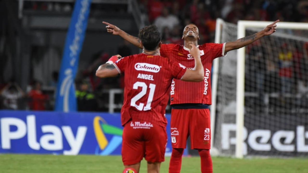 Tomás Ángel (21) celebra tras marcar el segundo gol del América de Cali contra el Junior de Barranquilla en el juego de la fecha 7 de la Liga II-2026.