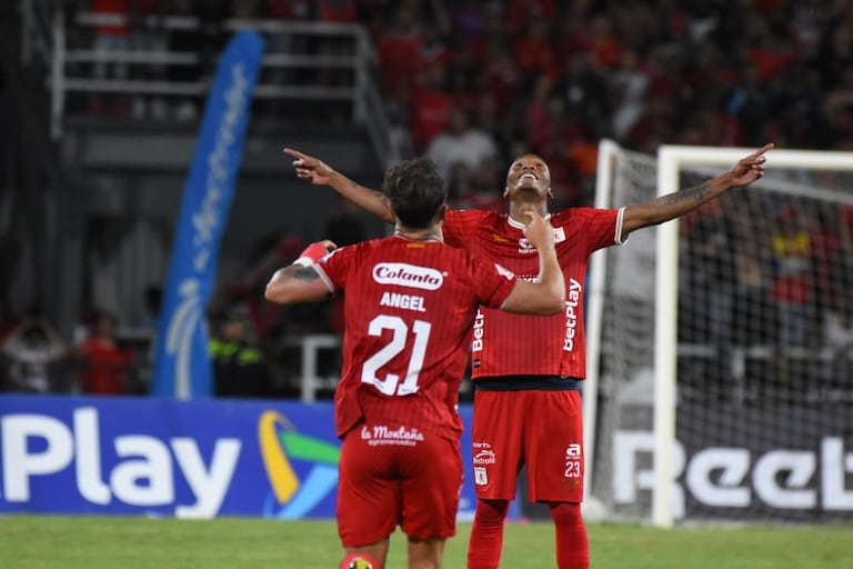Tomás Ángel (21) celebra tras marcar el segundo gol del América de Cali contra el Junior de Barranquilla en el juego de la fecha 7 de la Liga II-2026.