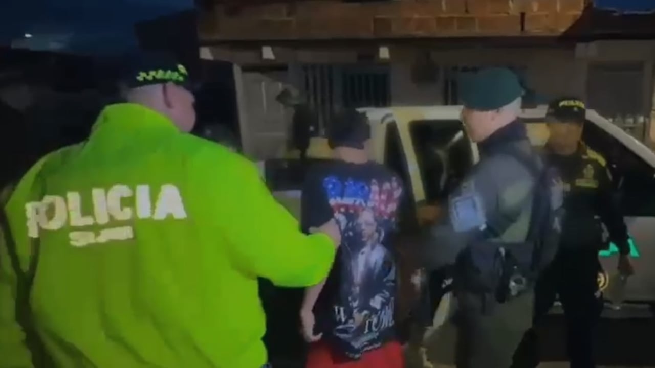 “Estos hombres eran responsables de generar violencia con homicidios en esta región y de comercializar estupefacientes. Con estas capturas, le estamos cerrando el cerco a quienes siembran terror en nuestras comunidades”, señaló el coronel Amaury Aguilera.