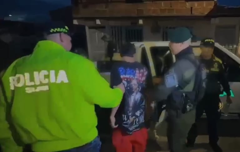 “Estos hombres eran responsables de generar violencia con homicidios en esta región y de comercializar estupefacientes. Con estas capturas, le estamos cerrando el cerco a quienes siembran terror en nuestras comunidades”, señaló el coronel Amaury Aguilera.