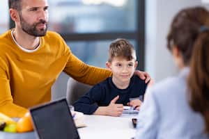 El protocolo para entrevistas de visa establece diferentes requisitos según la edad del solicitante, siendo los menores de 14 años sujetos a reglas específicas.