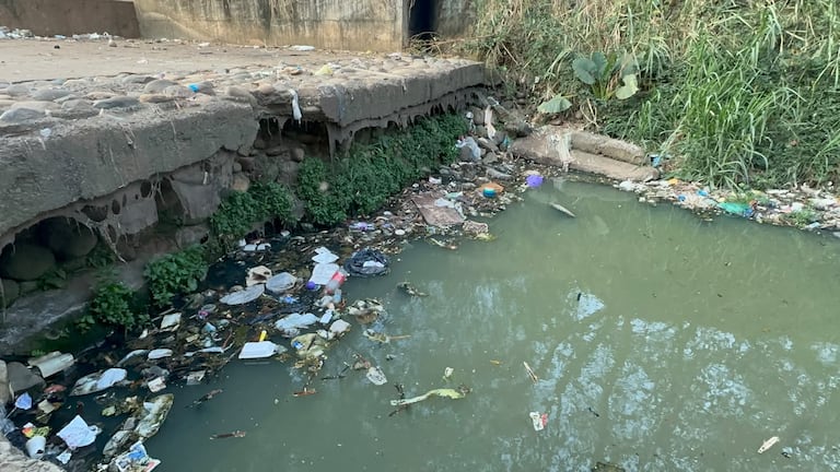 El río Cañaveralejo recibe descargas de aguas residuales en distintos puntos de su recorrido, una situación que ciudadanos aseguran viene presentándose desde hace varios años.