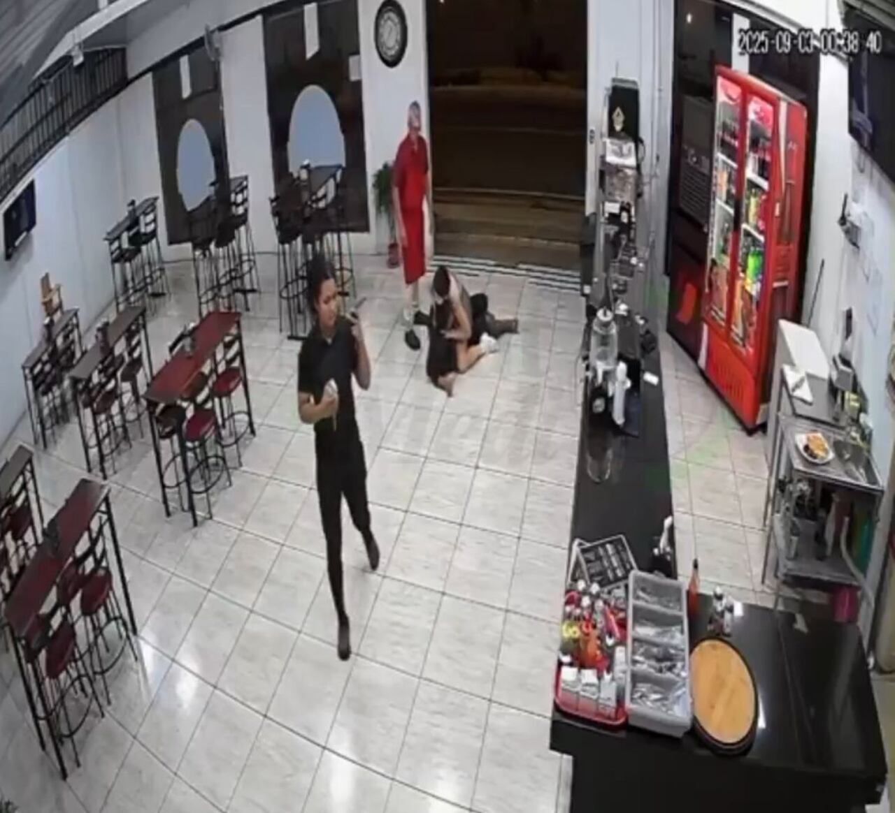 Hombre es sometido por técnica jiu-jitsu en Costa Rica.