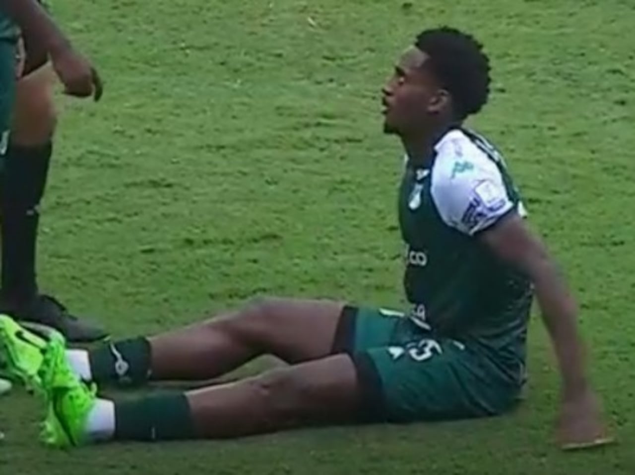 Juan Manuel Valencia en el suelo tras la molestia que sintió contra Envigado.