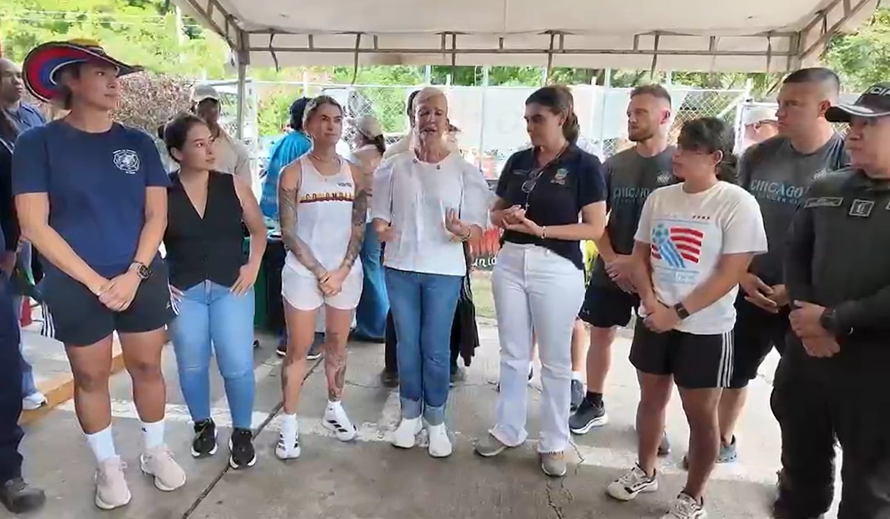 Miembros de la Policía de Chicago, policía de Nueva York, y voluntarios del cuerpo de bomberos estadounidense, y fundaciones, se dieron cita en Dagua, para entregar ayuda humanitaria a personas damnificadas por el terremoto.