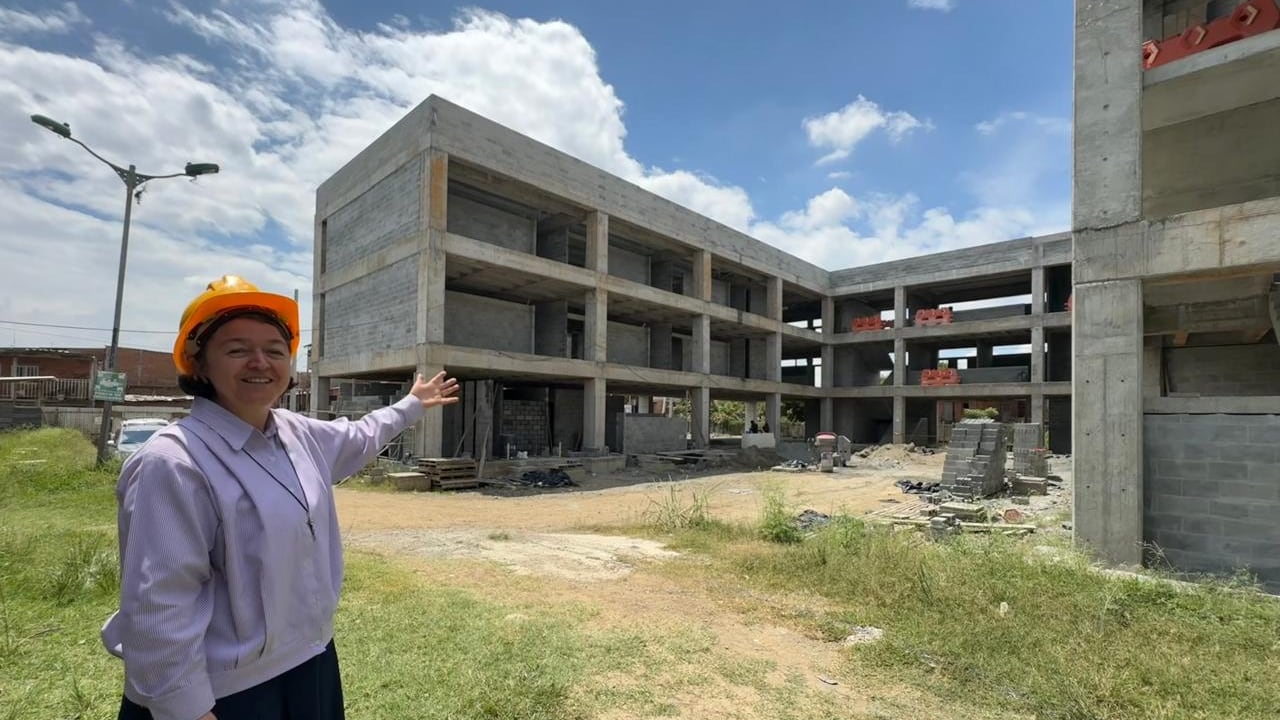 La construcción del colegio Nuestra Señora del Encuentro con Dios avanza en un 70% y busca completarse próximamente para abrir sus puertas a los primeros estudiantes.