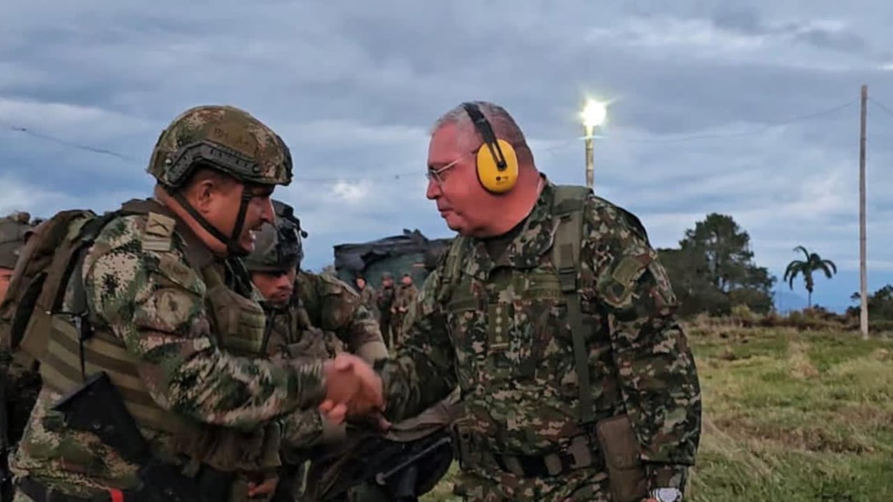 El comandante general de las Fuerzas Militares, general Helder Giraldo Bonilla, recibe a los soldados secuestrados