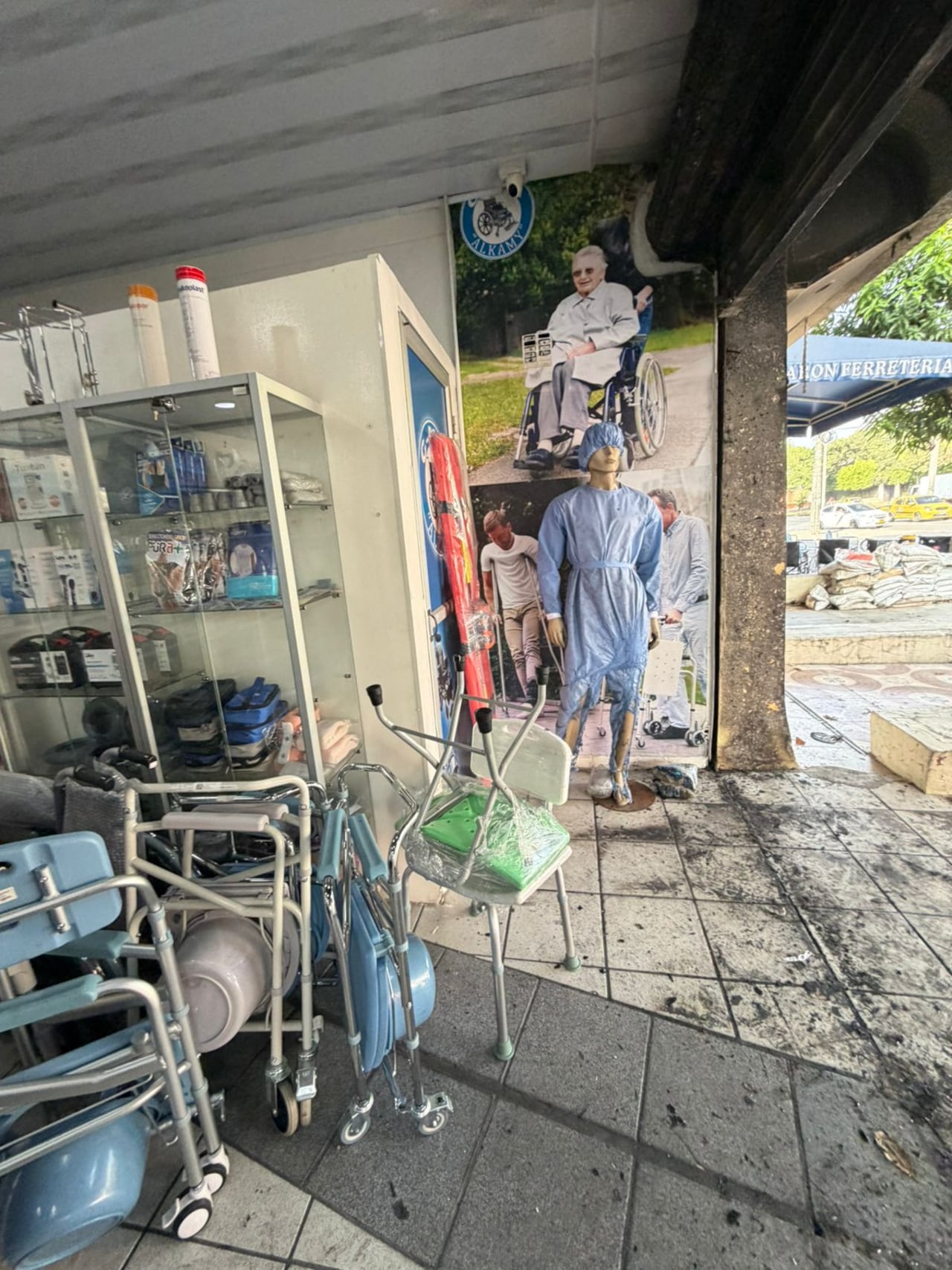 El fuego no solo destruyó equipos médicos de alto costo, sino que también comprometió la estructura del techo.