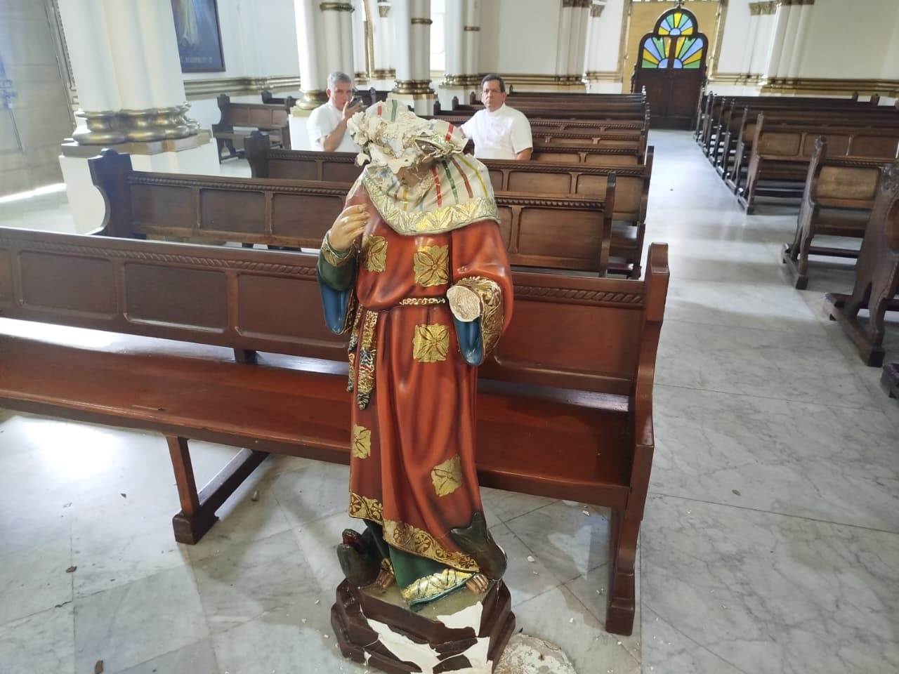 El interior de la Iglesia La Ermita resultó afectado luego de que varias de sus figuras fueran destruidas.