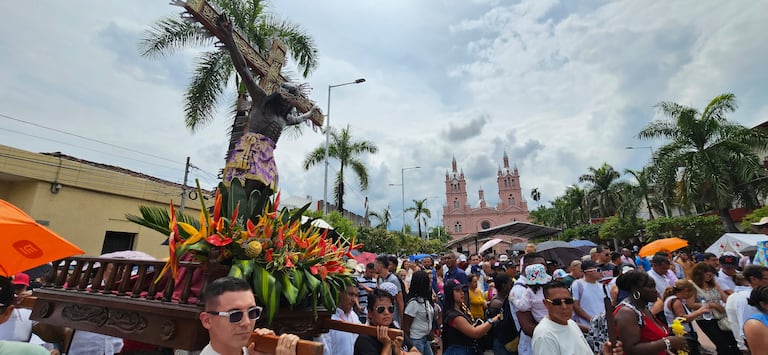 En la ciudad de Buga se realizó la procesión del viacrucis del Señor de los Milagros.