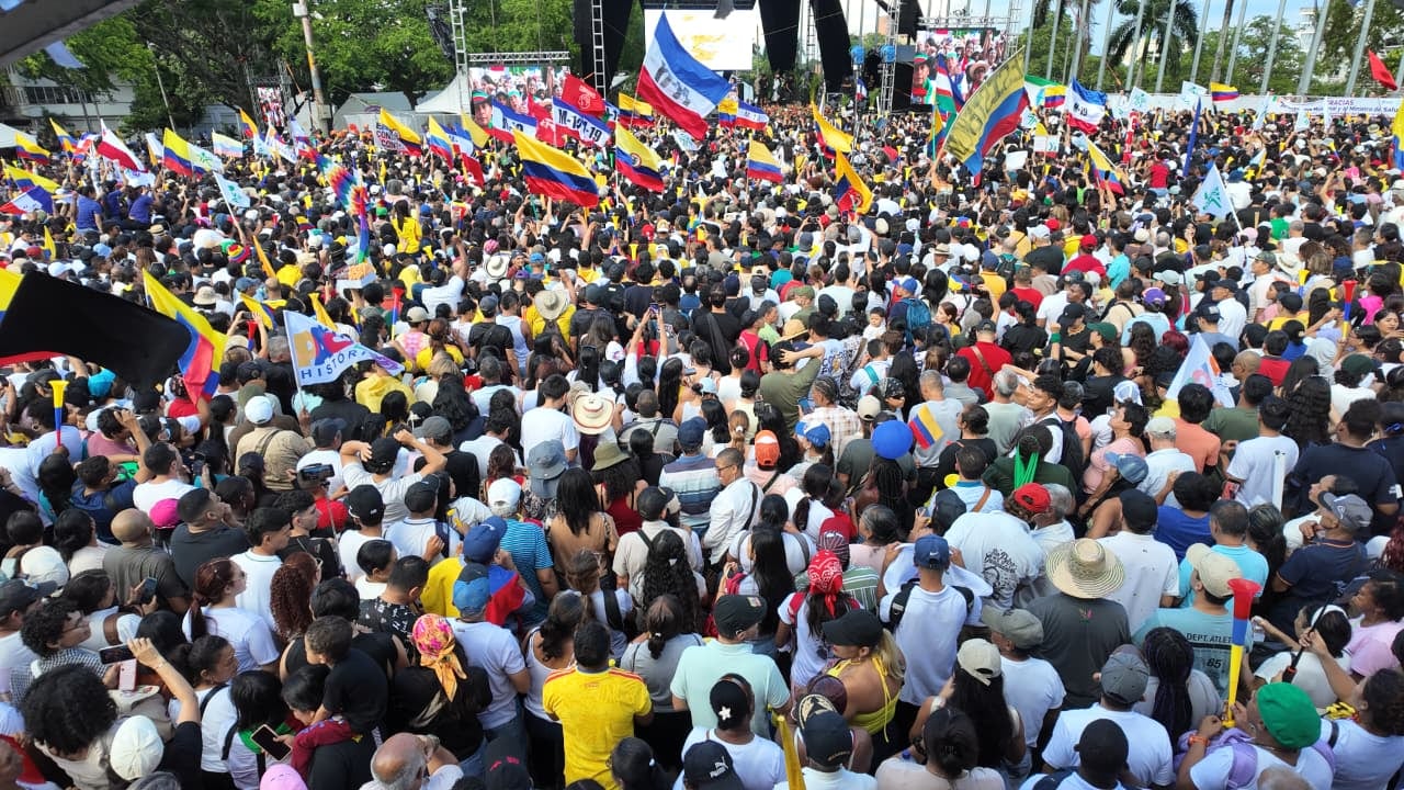 Jóvenes siguen llegando al Parque de las Banderas cuando el presidente Gustavo Petro aun no aparece.
