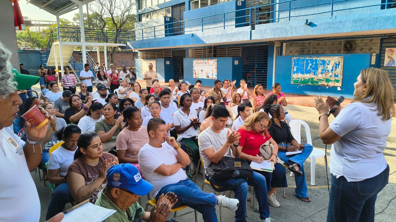 Representantes de la Secretaría de Educación Distrital y miembros de la comunidad escolar durante la reunión en la que acordaron el retorno a clases en la IEO Alfonso López Pumarejo.
