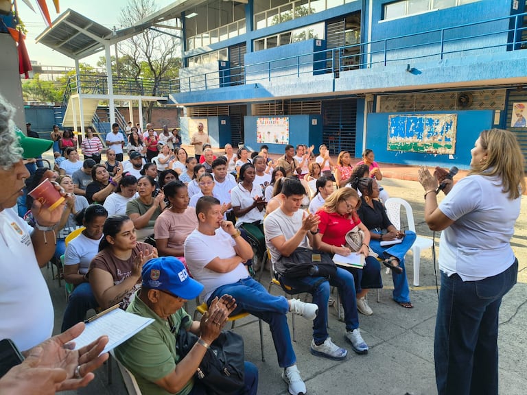 Representantes de la Secretaría de Educación Distrital y miembros de la comunidad escolar durante la reunión en la que acordaron el retorno a clases en la IEO Alfonso López Pumarejo.
