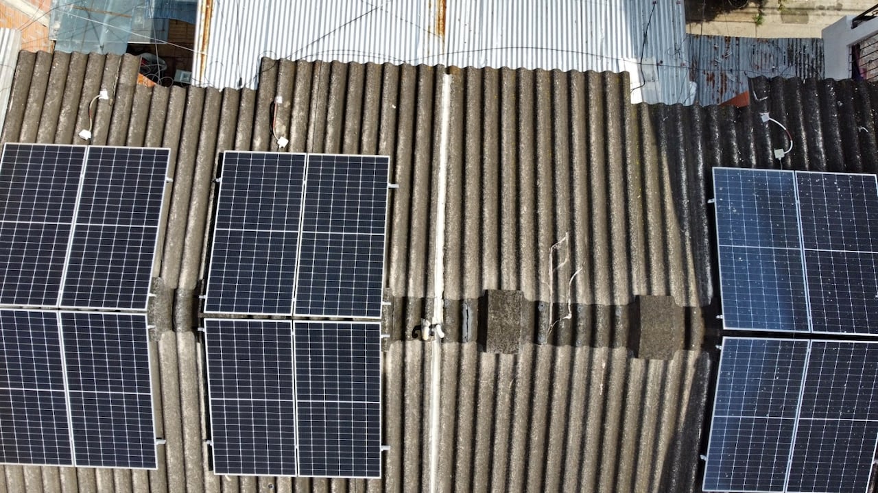 Paneles solares en Llano Verde, instalados por Emcali